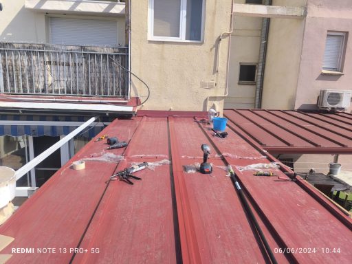 panel 3 grecas rojo 40mm tornillería escondida