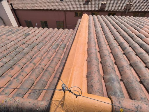 montante de tejado con vecino lindero