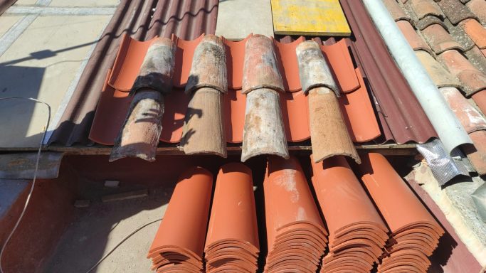 Tejado a nuevo manteniendo tejas viejas en parte superior por tejado como patrimonio de terrassa