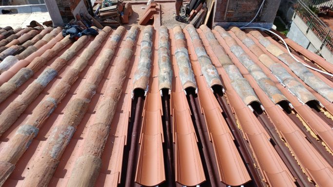 Tejado a nuevo manteniendo tejas viejas en parte superior por tejado 