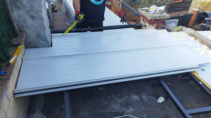 panel 3 grecas blanco tornillería escondida