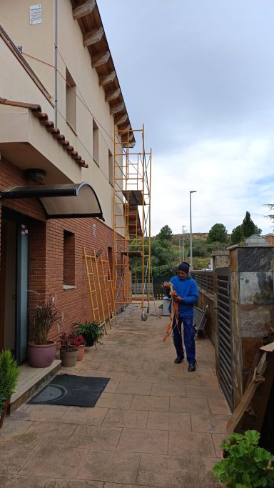 Limpieza, lijado y aplicacion de barniz en vigas de madera al exterior