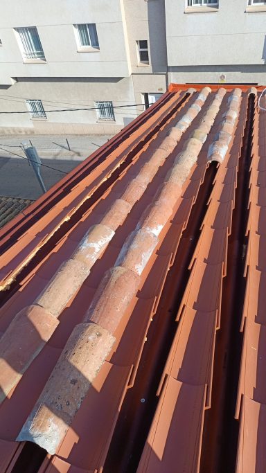 rearmado de tejado. con reutilización de teja envejecida superior y teja nueva en caudal de abajo sobre chapa bajoteja y panel hidrofugado 